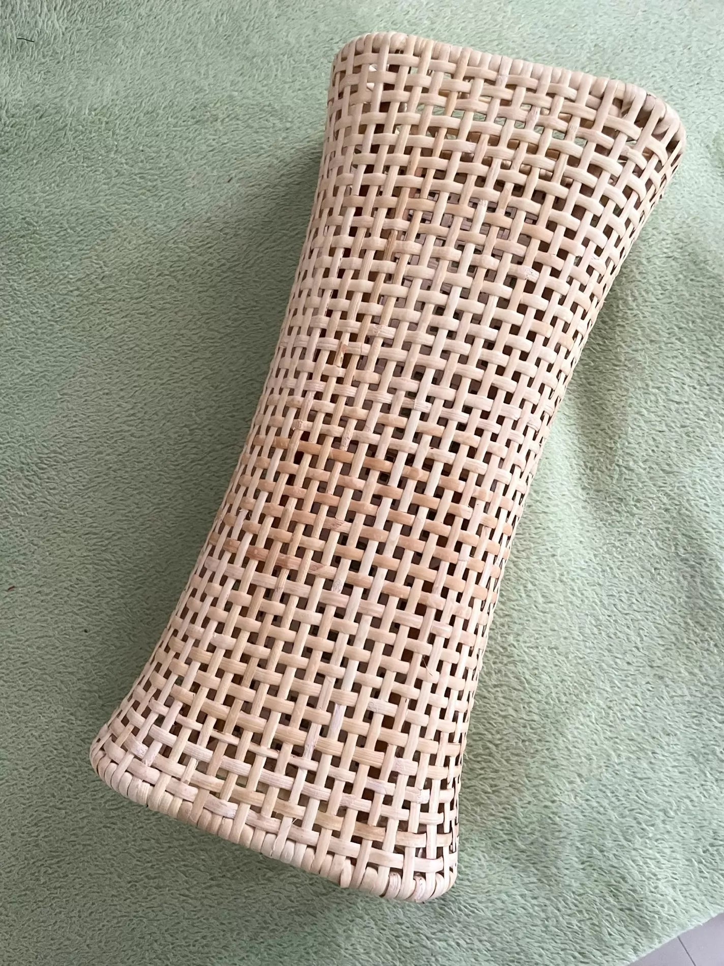 Oreiller cylindrique 50 cm en bambou tressé beige - structure aérée ferme