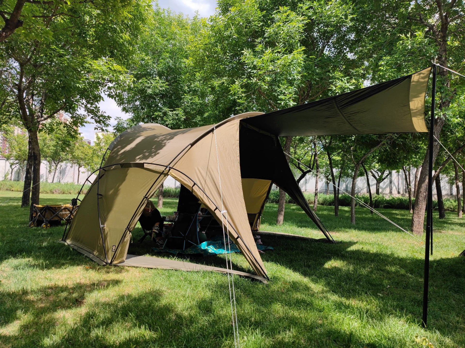 Tente de camping 400 x 300 x 200 cm en polyester kaki - avec auvent