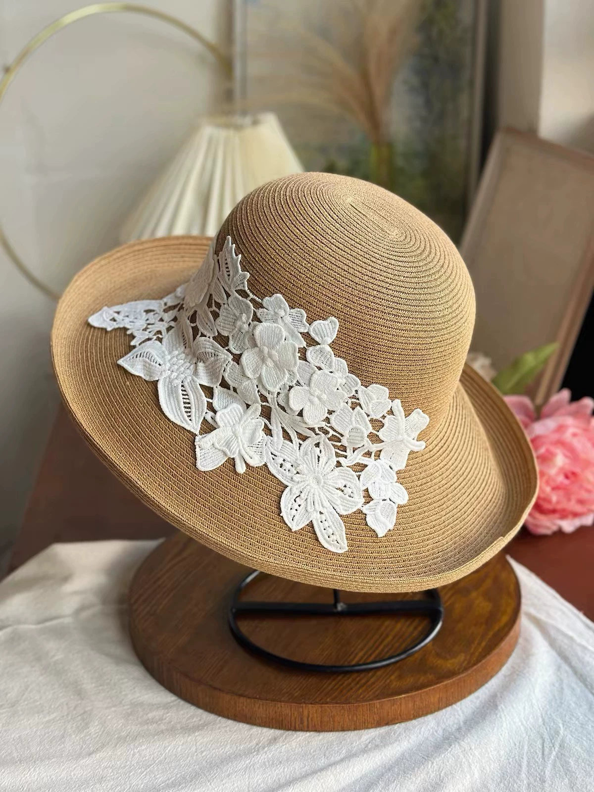 Chapeau de soleil taille unique en fibres tressées beige avec dentelle florale blanche style élégant