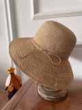 Chapeau de soleil taille unique en paille tressée beige à large bord avec nœud