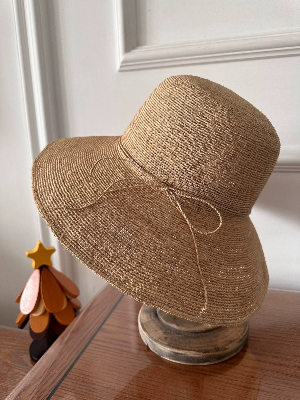 Chapeau de soleil taille unique en paille tressée beige à large bord avec nœud