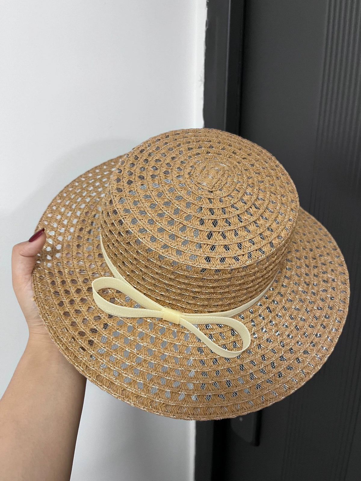 Chapeau de soleil taille unique en fibre tressée beige à large bord style ajouré