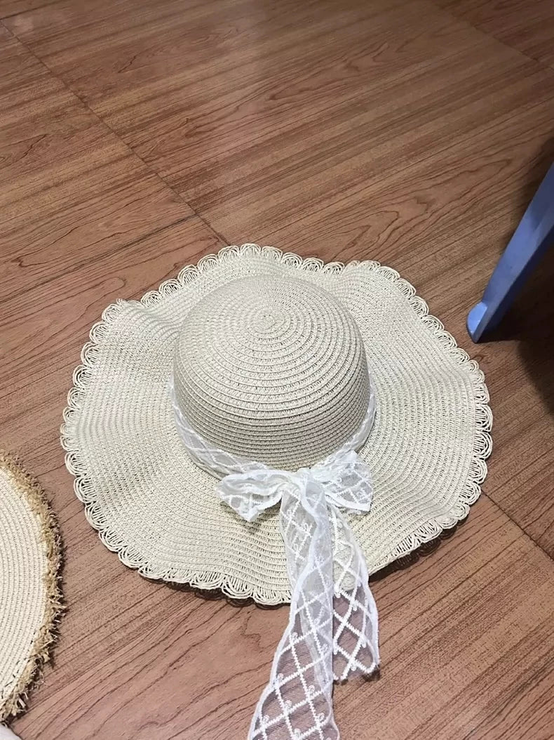 Chapeau de soleil femme taille unique en paille tressée beige avec bord ondulé et ruban en dentelle